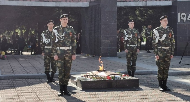 Почетный караул у Вечного Огня на площади 21 гвардейского полка в День Победы 2021 г.